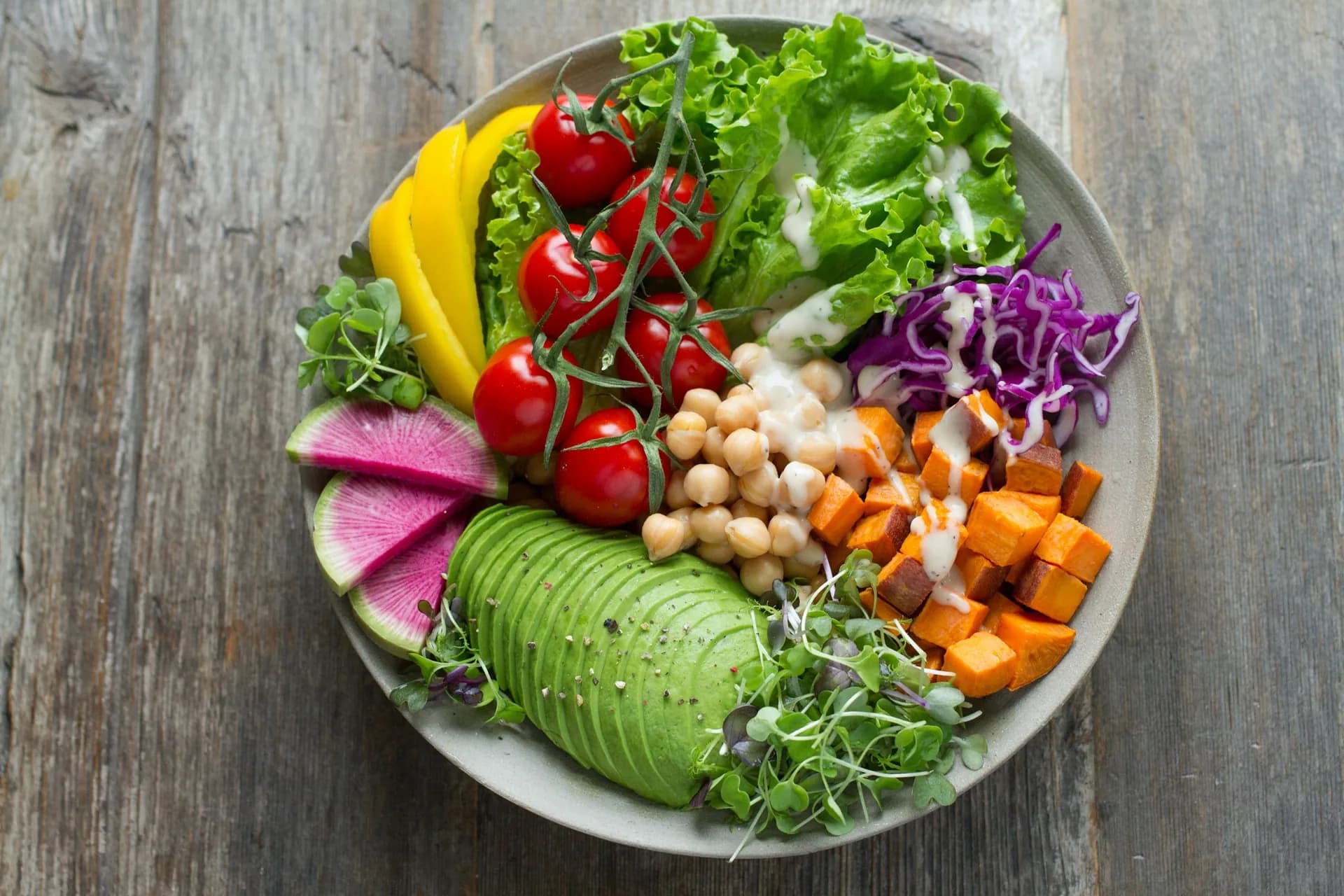 Lif oranı yüksek, rengarenk sebzelerden hazırlanmış bir salata tabağı